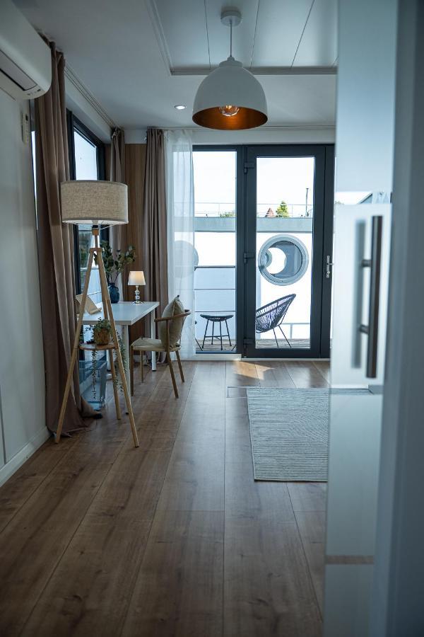 80Qm Privates Hausboot In Hamburg-Mitte Hotel Exterior photo